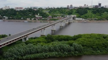 Nizhny Novgorod. Oka Nehri. Metro köprüsünün görüntüsü. Hava görünümü.
