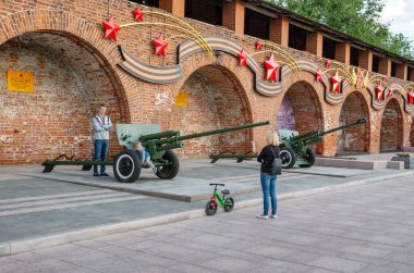 Nizhny Novgorod. Kremlin. İkinci Dünya Savaşı 'nın Sovyet askeri teçhizatlarının sergilenmesi.