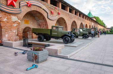 Nizhny Novgorod. Kremlin. İkinci Dünya Savaşı 'nın Sovyet askeri teçhizatlarının sergilenmesi.