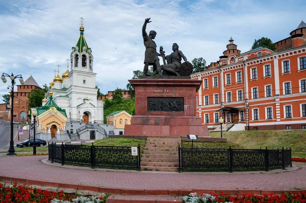 Nizhny Novgorod. Minin ve Pozharsky anıtı. Vaftizci Yahya 'nın Doğumu Kilisesi..