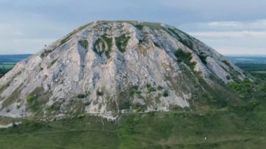 Shikhan Toratau ve buğday tarlasından oluşan antik deniz resifinin kalıntıları. Hava görünümü.