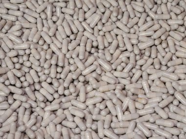 Eczacılık üretimi. Tıbbi kapsülleri özetle doldurma işlemi.