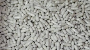 Eczacılık üretimi. Tıbbi kapsülleri özetle doldurma işlemi.