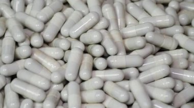 Eczacılık üretimi. Tıbbi kapsülleri özetle doldurma işlemi.