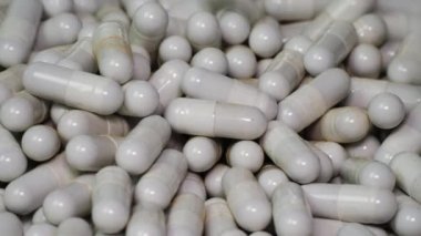 Eczacılık üretimi. Tıbbi kapsülleri özetle doldurma işlemi.