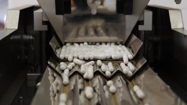 Φαρμακευτική Παραγωγή Ιατρικές Κάψουλες Κινούνται Μια Μηχανή Συσκευασίας — Αρχείο Βίντεο