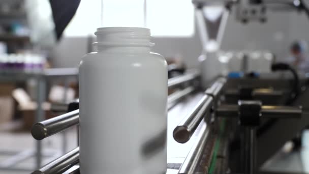 Produção Farmacêutica Cápsulas Médicas Estão Movendo Uma Máquina Embalagem — Vídeo de Stock