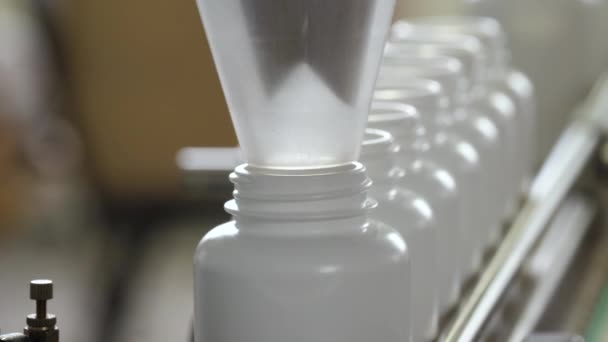 Φαρμακευτική Παραγωγή Ιατρικές Κάψουλες Κινούνται Μια Μηχανή Συσκευασίας — Αρχείο Βίντεο