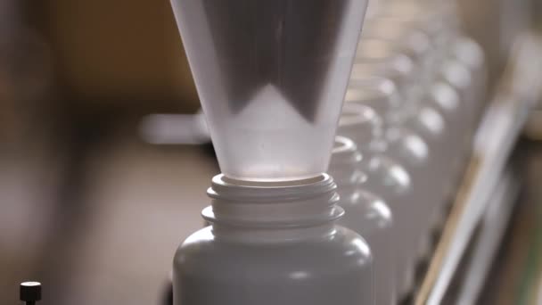 Production Pharmaceutique Les Capsules Médicales Déplacent Dans Une Machine Emballage — Video