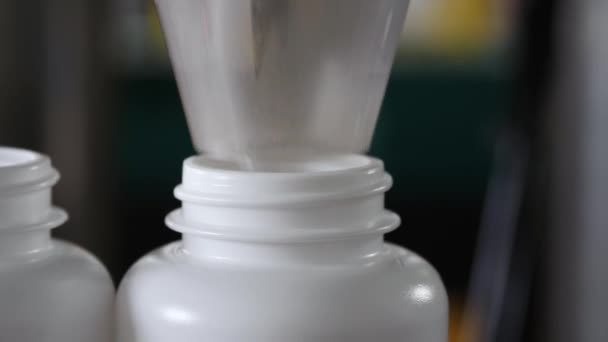 Pharmazeutische Produktion Medizinische Kapseln Bewegen Sich Einer Verpackungsmaschine Zeitlupe 120 — Stockvideo