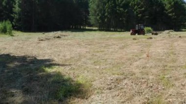 Güney Uralları. Dağ çayırı. Traktör samanlıkta. Hava görünümü.