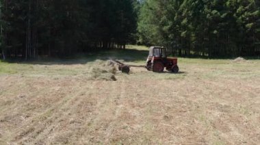 Güney Uralları. Dağ çayırı. Traktör samanlıkta. Hava görünümü.