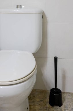 İki plastik depolama kutusu, bej ve siyah, doğal bir çam komodininin üzerinde oturuyorlar, desenli beyaz duvar minimalist ev düzenleme sahnesine karşı.