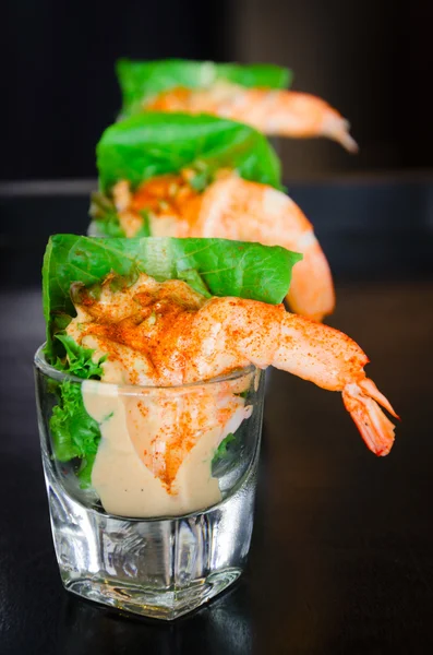 Crevettes à la sauce salade aux légumes dans un petit verre — Photo