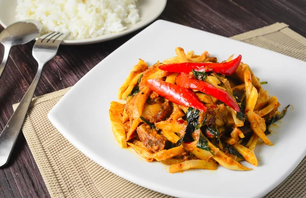 Thai étel keverjük sült sertés és a csípős curry bambuszrügy rizzsel — Stock Fotó