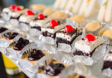 Açık büfe tepsilerine lezzetli minyatür Pastalar