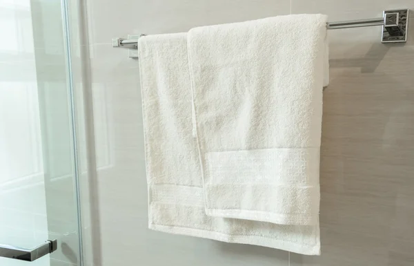 Witte handdoek op een hanger op de badkamer — Stockfoto