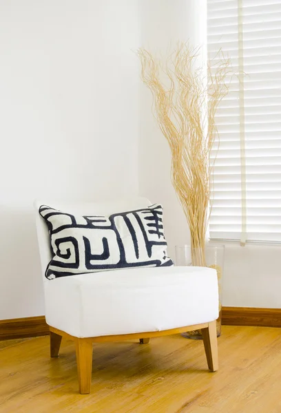 白色的椅子沙发用房间里的枕头 — 图库照片