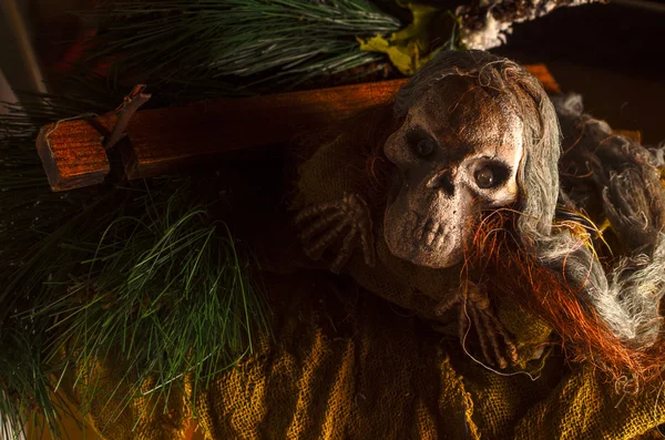 Concetto di Halloween di testa di teschio spaventoso a terra — Foto Stock