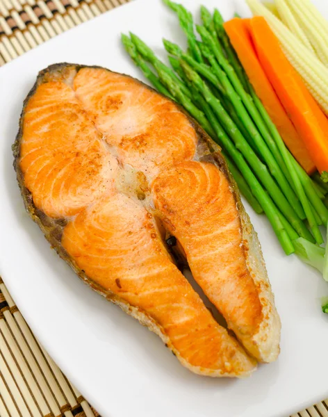 Bistecca di salmone con verdure — Foto Stock