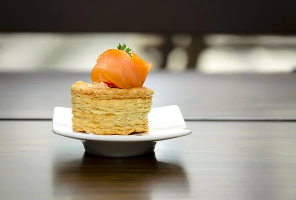 Salmón ahumado y queso crema en galletas saladas —  Fotos de Stock