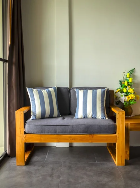 Sofá cadeira com travesseiro no quarto — Fotografia de Stock