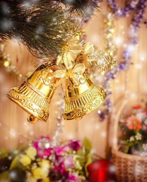 Decoração de sinos dourados na árvore de natal — Fotografia de Stock