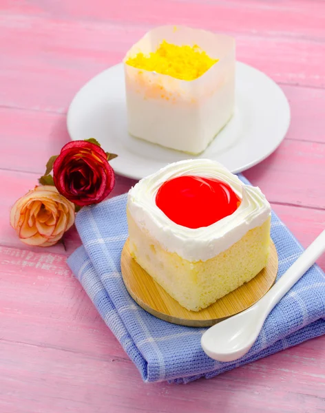 Delicioso cupcake de fresa sobre fondo de madera rosa —  Fotos de Stock