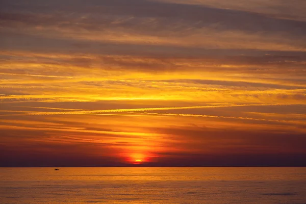 Hermosa puesta de sol en el mar Mediterráneo en Chipre — Foto de Stock