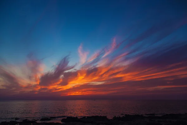 Vacker solnedgång på rocky havet — Stockfoto