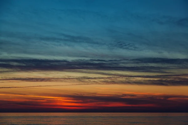 Akdeniz'de Kıbrıs üzerinde güzel gün batımı