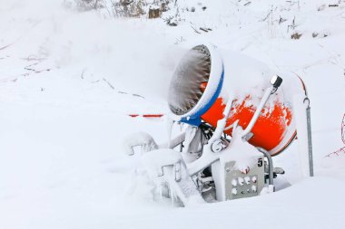 Kayak pistinin üzerine buz kristalleri püskürten parlak turuncu kar topu, ayrıntıları kapat