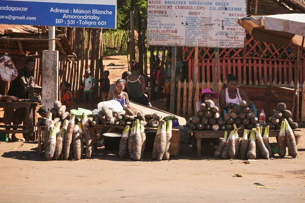 Toliara Madagascar Mayo 2019 Desconocidos Malgaches Que Venden Comida Tubérculos — Foto de Stock