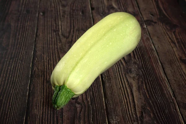 Luz Abobrinha Verde Courgette Velha Mesa Madeira Escura — Fotografia de Stock