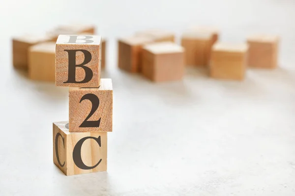 Три Деревянных Кубика Буквами B2C Означает Бизнес Заказчика Белом Столе — стоковое фото