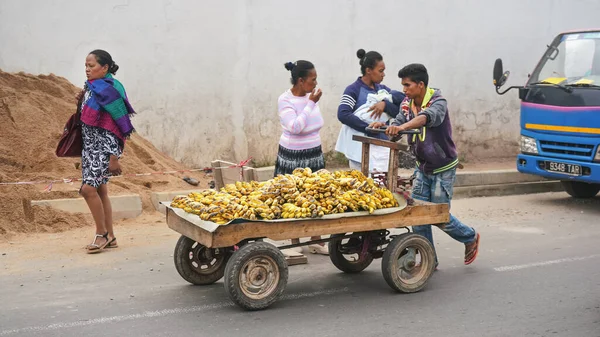Antananarivo Madagaszkár 2019 Április Ismeretlen Madagaszkári Férfi Húzókocsi Érett Banánokkal — Stock Fotó