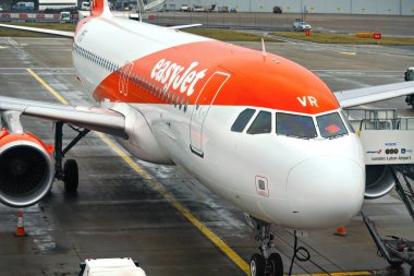 Londra, Birleşik Krallık - 5 Şubat 2019: Easyjet Airbus A 320 - 214 Luton havaalanında bekliyor. Easy Jet, yılda 65 milyon yolcuya sahip düşük maliyetli bir İngiliz havayolu şirketidir (2014).