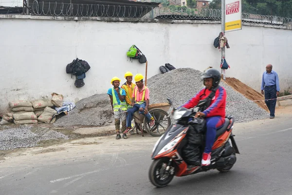 Antananarivo Madagaszkár 2019 Április Ismeretlen Madagaszkári Munkások Kemény Kalapban Fényvisszaverő — Stock Fotó