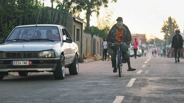 Ranohira Madagaszkár 2019 Április Két Ismeretlen Madagaszkári Helybéli Biciklizik Mellettük — Stock Fotó