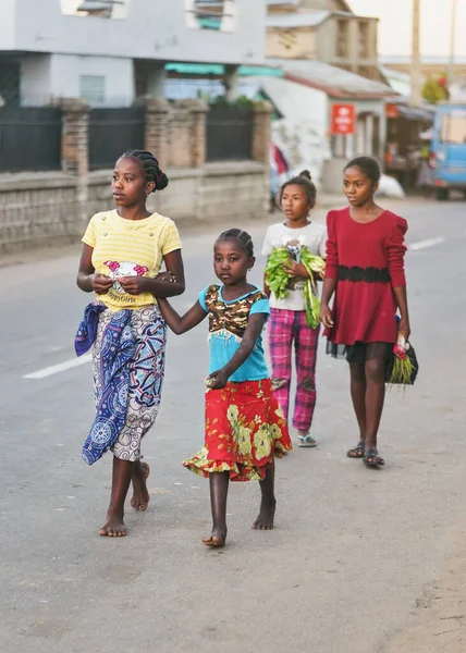 Ranohira Madagascar Abril 2019 Grupo Cuatro Jóvenes Malgaches Desconocidas Que — Foto de Stock