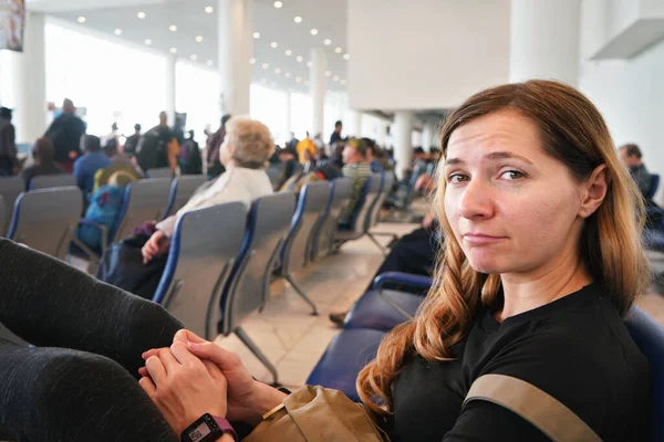 Молодая Женщина Сидящая Зале Аэропорта Выглядящая Уставшей После Пары Часов — стоковое фото