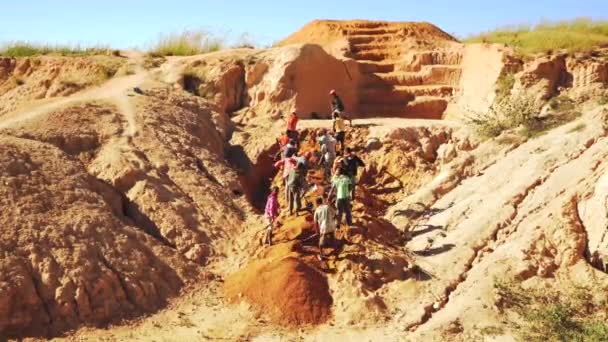 Ilakaka Madagaskar Nisan 2019 Güneşli Bir Günde Yüzey Madeninde Safiri — Stok video