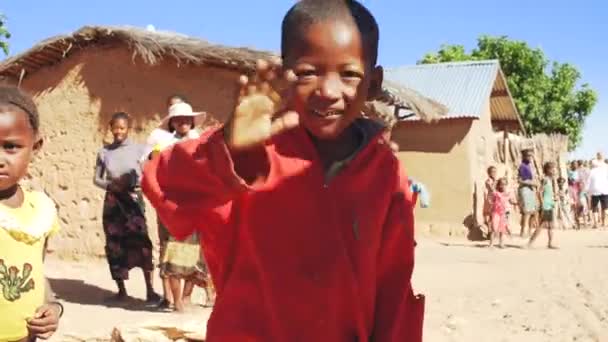 Ilakaka Madagaskar April 2019 Eine Gruppe Unbekannter Madagassischer Kinder Posiert — Stockvideo