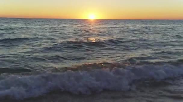 日落落在平静的海洋上 只有小海浪在海面上 马达加斯加 安纳考 — 图库视频影像