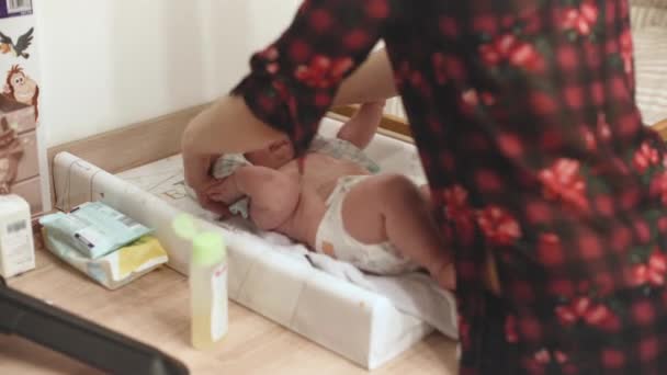 Baby Baby Tafel Bewegende Handen Zijn Moeder Kleren Aan — Stockvideo