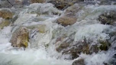 Kayaların üzerinden akan su, yavaş çekim videosu