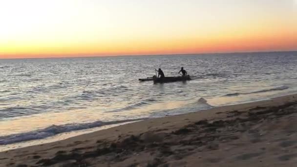 Anakao Madagaskar Května 2019 Dva Neznámí Madagaskarští Muži Pádlují Jednoduché — Stock video