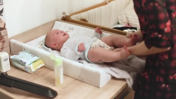 Bambino Neonato Sul Fasciatoio Mani Gambe Movimento Mentre Sua Madre — Video Stock