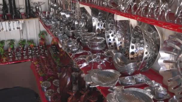 Olika Handgjorda Souvenirer Främst Metall Som Visas Turistmarknaden Antananarivo Madagaskar — Stockvideo