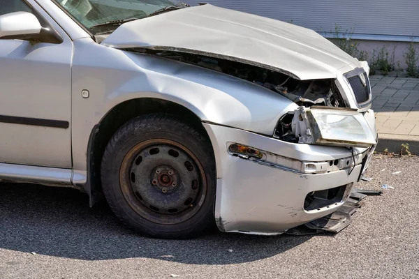 Voiture Argentée Avec Son Avant Est Écrasé Plaques Bosselées Cassées — Photo